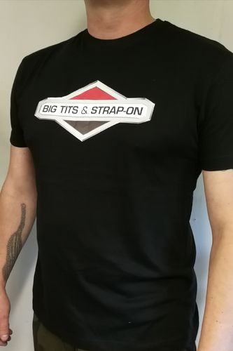 Big tits&Strap-on musta T-paita